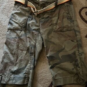 American Eagle Outfitters Olive Green Camo Cargo Shorts with Red Trim Vintage